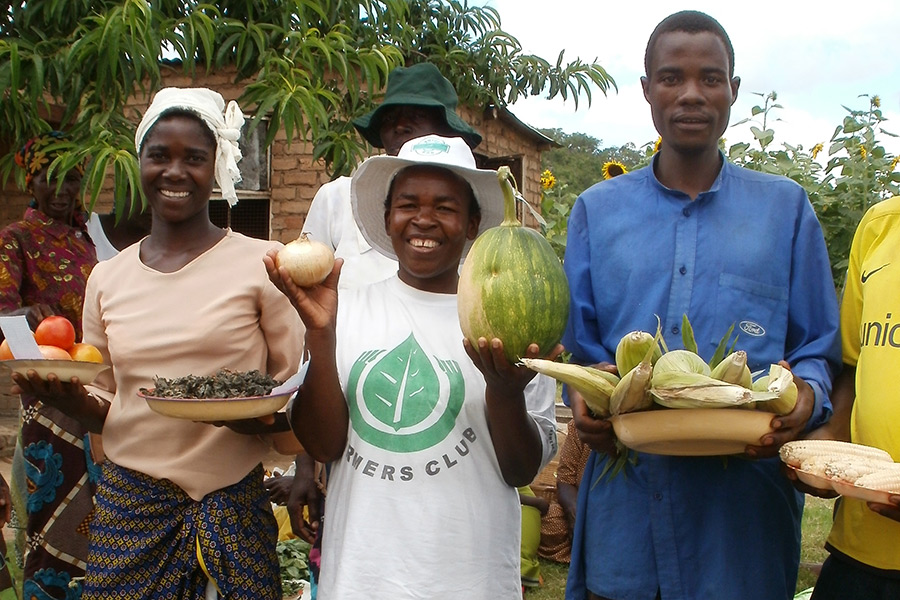 Bønder fra Farmers Clubs i Mazowe Zimbabwe viser nogle af deres afgrøder frem