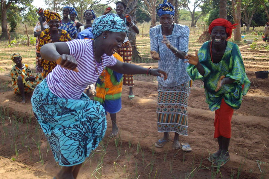 Glade kvinder fra Farmers Clubs i Oio Guinea Bissau