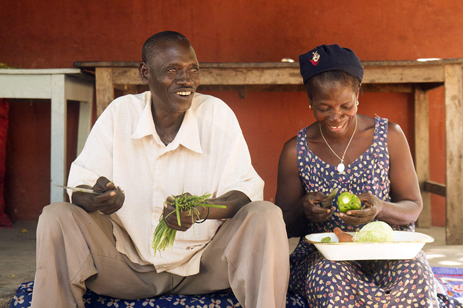 Ægtepar fra Farmers Club projektet i Oio, Guinea-Bissau, forbereder dagens måltid.