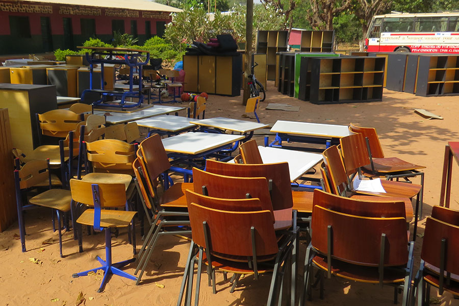 Skolemøbler fra Genbrug til Syd er ankommet til lærerseminariet i Cacheu, Guinea-Bissau, hvorfra det køres ud til landsbyskoler.