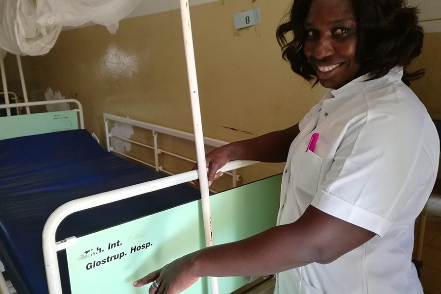 Sygeplejerske på hospitalet i Bissora, Guinea-Bissau, glæder sig over senge fra Glostrup hospital.