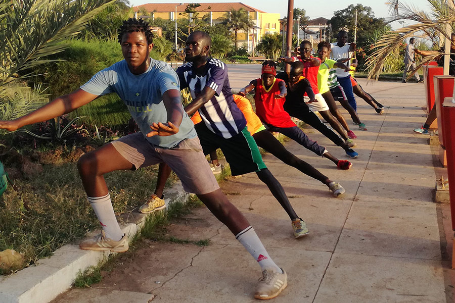 Eftermiddagssport for folk midt i Bissau, Guinea-Bissau.