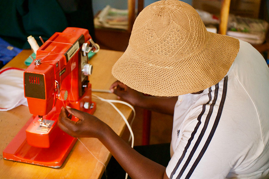 Børnehjælpsprogrammet, Child Aid, Zimbabwe, lærer kvinder at sy, så de kan producere skoleuniformer og tøj til forældreløse børn.