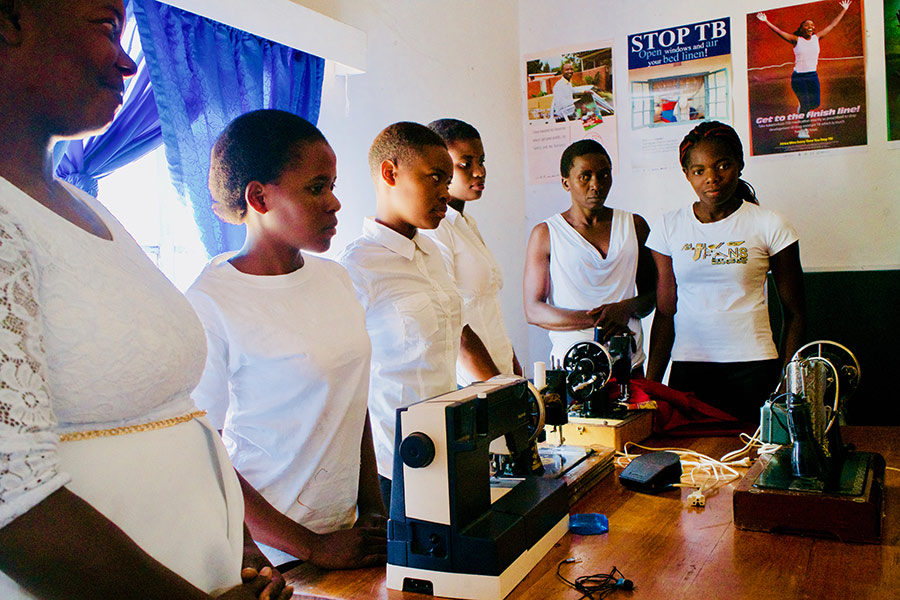 Sykurset i Hope Bindura, underviser unge piger i syning, så de kan starte små indtjenende projekter op.
