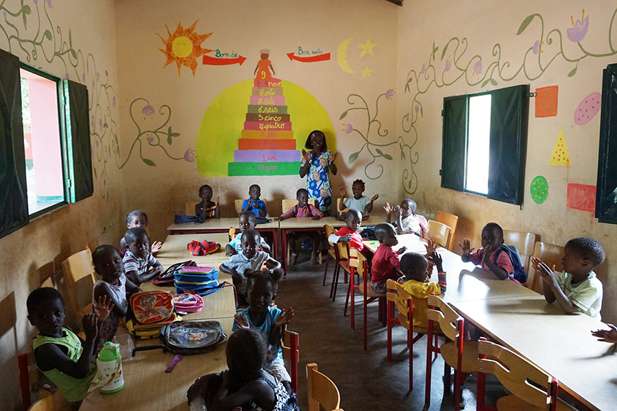 Børnehaveklasse ved lærerseminariet i Casheu, har fået forbedret forholdene for undervisningen, nu har alle nemlig fået et bord at sidde ved og en stol.