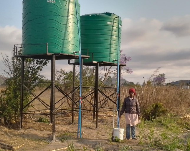 Vandtanke, som henter grundvand op fra jorden, sikrer rindende vand til lokalbefolkningen.